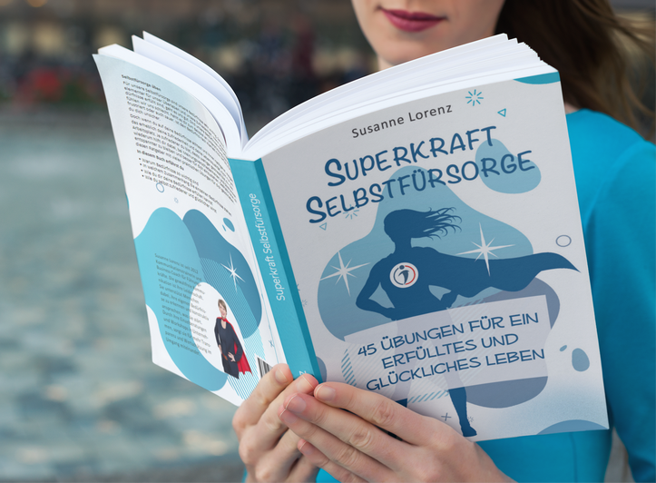 Buch Superkraft Selbstfürsorge drei Mal übereinander