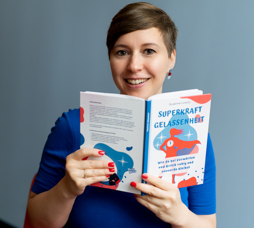 Susanne Lorenz mit Buch Gelassenheit